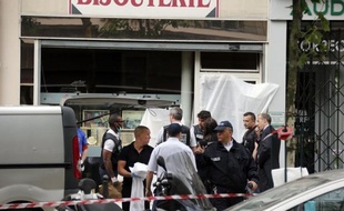 Un homme qui tentait de braquer une bijouterie jeudi après-midi à Paris a été tué par balles par le propriétaire de la boutique qui a été placé en garde à vue, une affaire qui illustre la recrudescence et la violence des vols à main armée contre ces commerces.