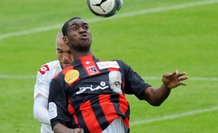 Le milieu offensif et ancien international français Olivier Kapo a signé lundi après-midi un contrat de 18 mois avec l'AJ Auxerre, a-t-on appris auprès du club bourguignon.