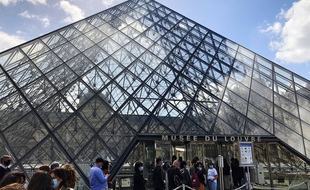 Entrée du musée du Louvre (illustration)