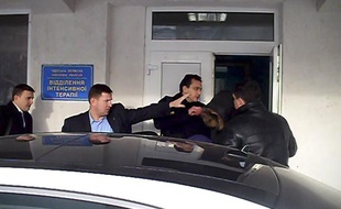 Le fils de Nicolas Sarkozy, Pierre Sarkozy, quitte l'hôpital d'Odessa (Ukraine), le 25 janvier 2011.