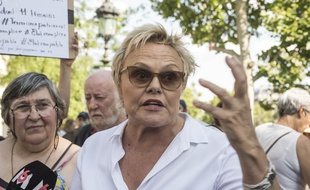 L'actrice et comédienne Muriel Robin, investie dans la lutte contre les violences faites aux femmes, le 6 juillet 2019 à Paris lors d'un rassemblement contre les féminicides.