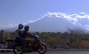 Des Indonésiens devant le mont Agung, à Karangasem le 28 septembre 2017