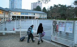 Des élèves entrent à l'école Trégain, à Rennes, où des rats ont été découverts