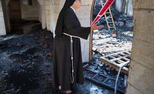 Une soeur dans le sanctuaire de Tabgha en Israël, ravagé par un incendie, le 18 juin 2015