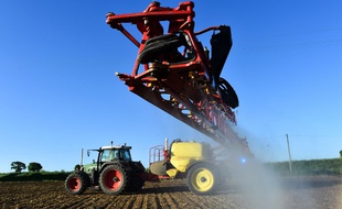 La FNSEA, syndicat agricole productiviste, et l'ONG écologiste WWF, sont des opposants de longue date.