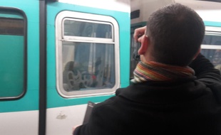 Le tagueur, Azyle, devant un des ultimes vestiges à l’acide sur la vitre du métro.