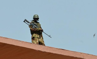 Un soldat malien à Bamako sur le toît de l'hôtel Radisson Blu le 22 novembre 2015
