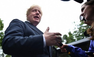Boris Johnson répond aux journalistes à la sortie de sa résidence à Londres, le 27 juin 2016