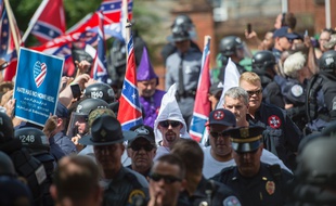 Une manifestation du Ku Klux Klan en Virginie, éclipsée par des centaines de militants antiracistes américains, le 8 juillet 2017. Certains membres de ce groupuscule originaire de Caroline du Nord avaient revêtu la robe traditionnelle du Klan, évoquant le temps révolu des lynchages de Noirs et des croix enflammées.