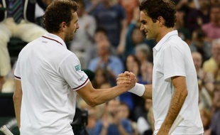 Roger Federer a échappé de peu au sort de Rafael Nadal en revenant de deux manches à zéro pour battre le Français Julien Benneteau 4-6, 6-7 (3/7), 6-2, 7-6 (8/6), 6-1, vendredi au troisième tour de Wimbledon