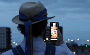 Un homme utilise le service Zoom pour communiquer avec ses amis.