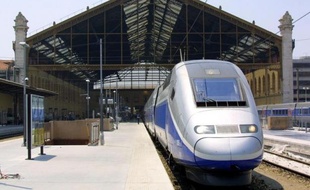 Huit personnes, dont quatre mineurs, doivent être présentées lundi après-midi à un juge d'instruction pour avoir immobilisé un TGV samedi à proximité d'une cité à Marseille, dans un but "artistique" et non crapuleux, a annoncé le parquet.