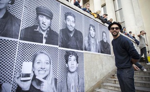 L'artiste JR investit le parvis du Palais de Tokyo du 6 au 8 novembre en collant les portraits des nombreux visiteurs qui souhaitent participer à l'oeuvre monumentale éphèmere, le 6 novembre 2013.
