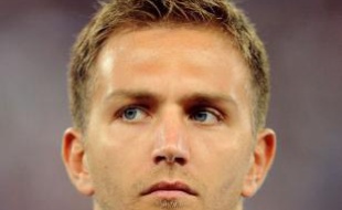 Criscito, défenseur du Zenit Saint-Pétersbourg, qui prépare l'Euro-2012 (8 juin-1er juin) avec la sélection italienne, était encore entendu par la police lundi vers 09h00 locales, au centre d'entraînement de Coverciano, à Florence.