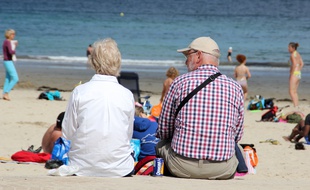 Illustration d'un couple de retraités, ici au bord de la plage de Dinard.