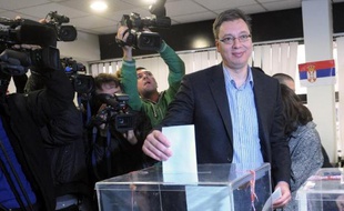 Le vice-Premier ministre Aleksandar Vucic vote le 16 mars 2014 à Belgrade. Il est le favori pour le poste de Premier ministre après les élections