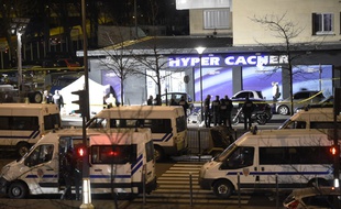 Lors de l’intervention des forces de l'ordre pendant la prise d'otages à l'Hyper Casher de la porte de Vincennes, à Paris, 9 janvier 2015.