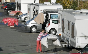 Les voitures des salariés et des clients des entreprises de la zone d'Ar Mor doivent se garer entre les caravanes.