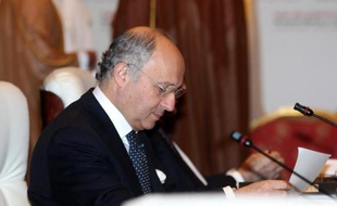 La France a livré des traitements anti gaz sarin à l'opposition syrienne, a annoncé samedi à Doha le ministre des Affaires étrangères français Laurent Fabius.