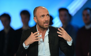 Christophe Dugarry sur le plateau du «Canal Football Club» à Paris, le 27 mars 2016.