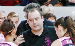 Frédéric Guérin et ses joueuses.