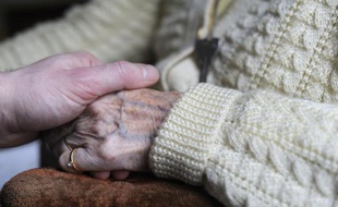 Une dame dans une maison de retraite