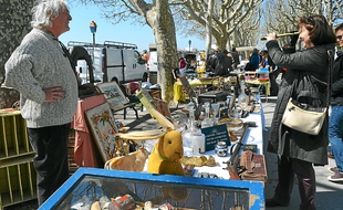 " On y voit la Grande Motte ", lance le brocanteur à cette dame, séduite par une longue vue.