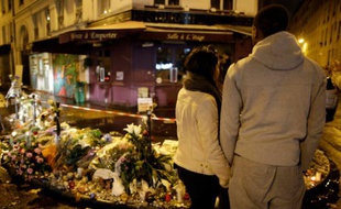 Mémorial en hommage aux victimes des attentats devant la pizzeria La Casa Nostra, le 13 novembre 2015 à Paris