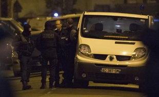 Des policiers et des démineurs près d'un immeuble lors de perquisitions menées à Argenteuil (banlieue nord de Paris), le 24 mars 2016