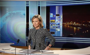 Claire Chazal sur le plateau du JT de TF1 à Boulogne-Billancourt près de Paris, le 24 février 2015