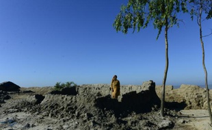 Une villageoise pakistanaise devant les ruines de sa maison sur l'île de Kutubdia, à quelque 330 kms de Dhaka, le 20 novembre 2015