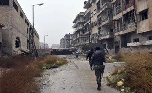 Sur cette photo diffusée par une agence pro-gouvernementales, des soldats de Bachar al-Assad progressent dans les rues d'Alep-Est, le mardi 13 décembre.