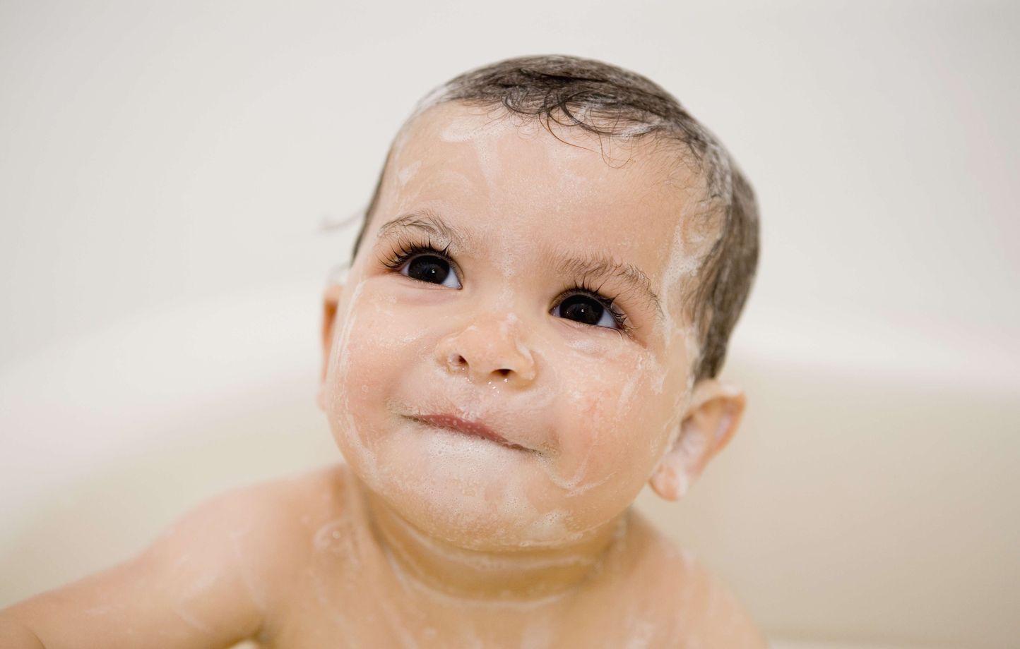 Illustration : un bébé prend son bain.