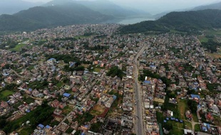 Vue aérienne de la ville de Pokhara, à 200 km à l'ouest de Katmandou, le 30 mai 2015