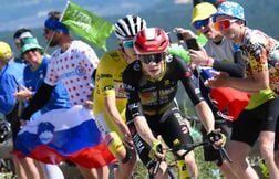 Vingegaard chute à cause d’un photographe après l’arrivée au Ventoux