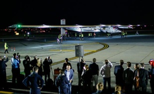 Des spectateurs regardent l'arrivée de Solar Impulse 2 après son atterrissage à l'aéroport JFK International à New York, le 11 juin 2016