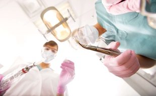 Illustration d'une consultation chez le dentiste.
