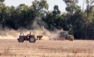 Un agriculteur laboure son champ (photo d'illustration).