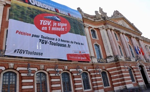 Sur la façade du Capitole, la mairie de Toulouse affiche son soutien à l'extension de la LGV Paris - Bordeaux vers la Ville rose, le 28 mars 2017.