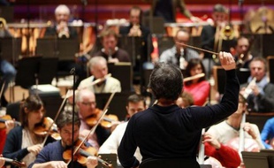 L'orchestre de Radio France sous la conduite du chef d'orchestre sud-coréen Myung-Whun Chung dans le nouvel auditorium de la Maison de la Radio le 14 novembre 2014