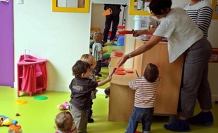La proposition de loi sur le principe de laïcité dans les crèches, centres de loisirs et chez les assistantes maternelles, examiné mercredi par le Sénat, soulève une vague de critiques auprès d'experts qui la jugent à la fois "grotesque" et "liberticide".