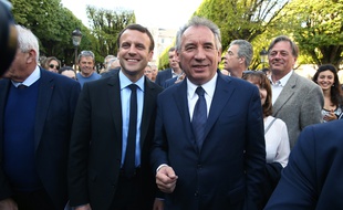 Aux côtés d'Emmanuel Macron, François Bayrou est souriant, le 12 avril 2017, à Pau.