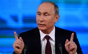 Le président russe, Vladimir Poutine, a refusé jeudi de parler d'un éventuel successeur, endossant le rôle d'un leader paternaliste y compris à l'égard du "peuple frère" ukrainien, tout en soulignant qu'il ne tolèrerait pas en Russie de manifestations comme à Kiev.