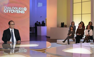François Hollande dans l'émission de France 2 «Dialogues citoyens».