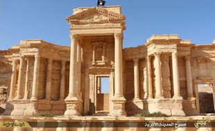 Une image diffusée par le média jihadiste Welayat Homs le 28 mai 2015 montrant un drapeau de l'Etat islamique sur le site antique de Palmyre, un site vieux de 2000 ans en Syrie