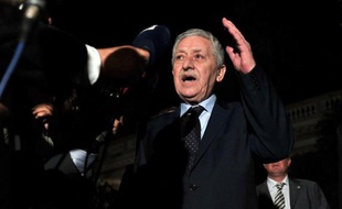 Le départ du petit parti de gauche Dimar de la coalition grecque au pouvoir dirigée par le Premier ministre conservateur Antonis Samaras, sur fond de crise de l'audiovisuel public, affaiblit davantage encore le gouvernement grec, qui veut toutefois écarter le spectre d'élections anticipées.