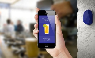 Un «smart beacon» d'Estimote, compatible avec la technologie iBeacon d'Apple.