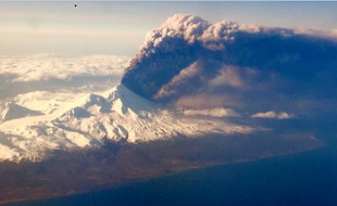 Le volcan Pavlof, dans les îles aléoutiennes, en Alaska, le 27 mars 2016