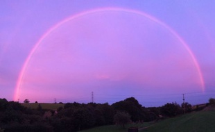 Un arc-en-ciel rose dans le ciel anglais, lundi 7 août.