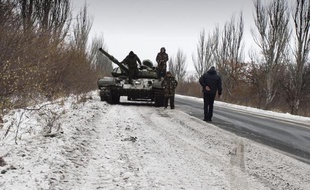 Des combattants prorusses le 7 décembre 2014 sur une route dans la région de Donestk, dans l'est de l'Ukraine